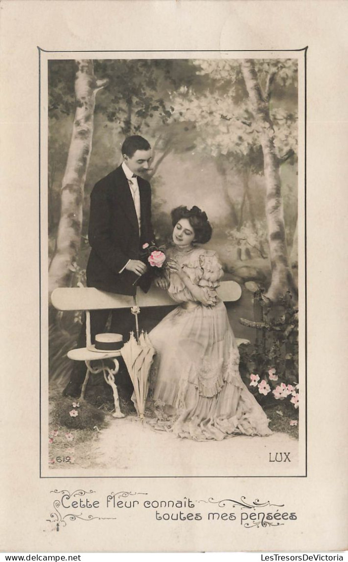 COUPLE - Cette Fleur Connaît Toutes Mes Pensées - LUX - Couple Dans Un Parc - Carte Postale Ancienne - Paare