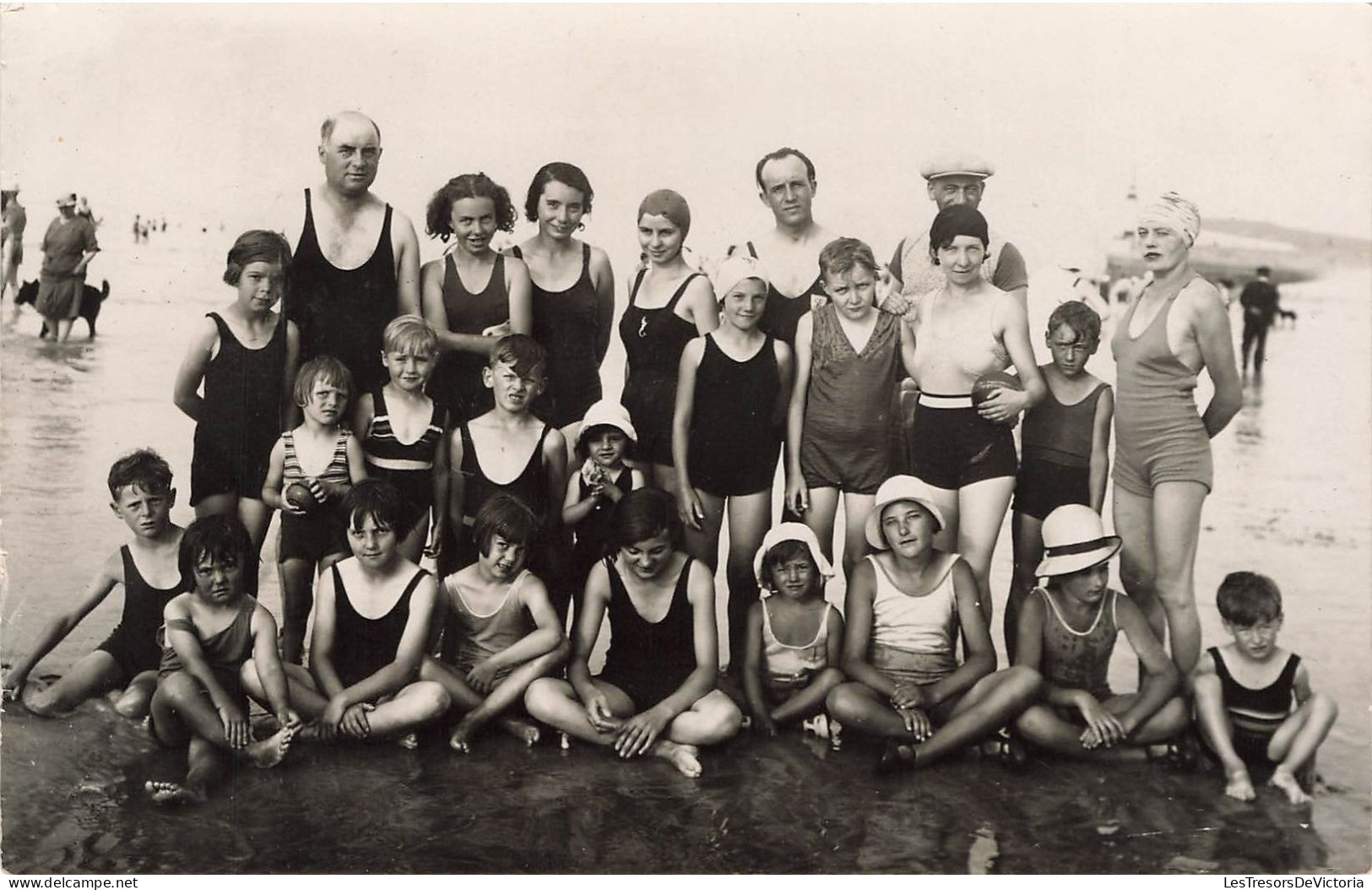 ENFANTS - Des Enfants à La Plage Avec La Grande Famille - Carte Postale Ancienne - Groepen Kinderen En Familie