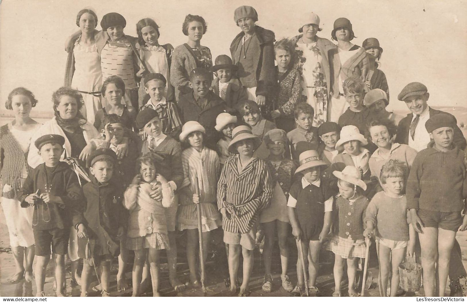 ENFANTS - Des Enfants En Vacances Avec La Grande Famille - Carte Postale Ancienne - Grupo De Niños Y Familias