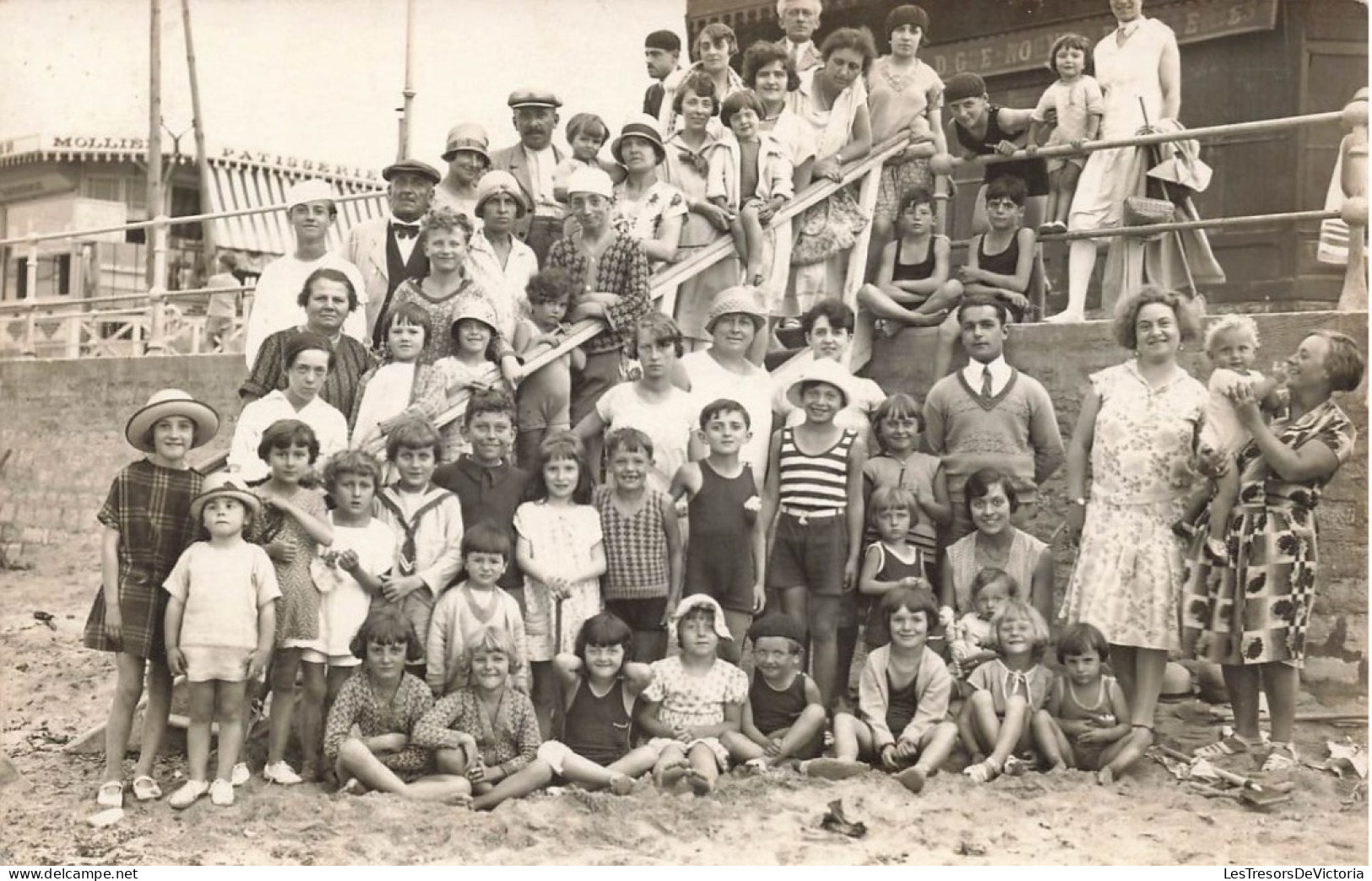 ENFANTS - Des Enfants En Vacances Avec La Grande Famille - Carte Postale Ancienne - Children And Family Groups