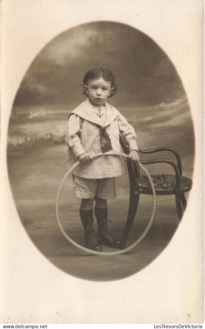 ENFANTS - Un Petit Garçon Tenant Un Cerceau - Carte Postale Ancienne - Portretten