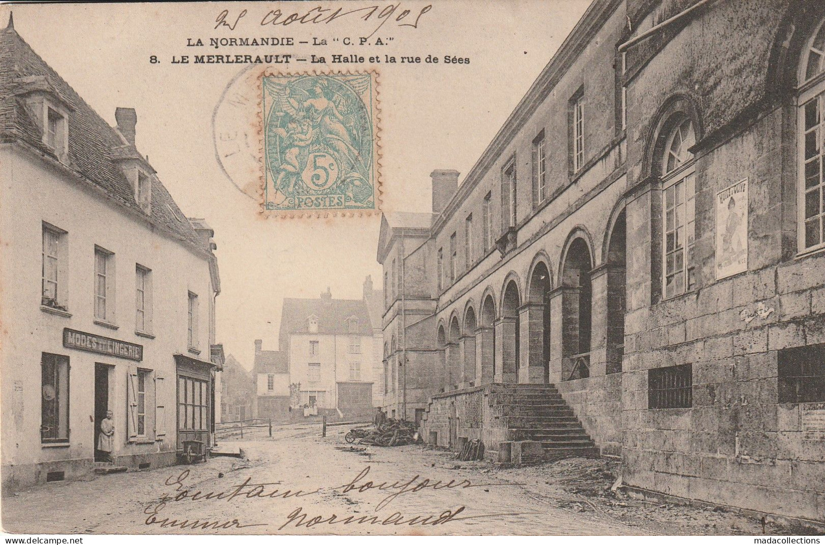 Le Merlerault  (61 - Orne) La Halle Et La Rue De Sées - Le Merlerault