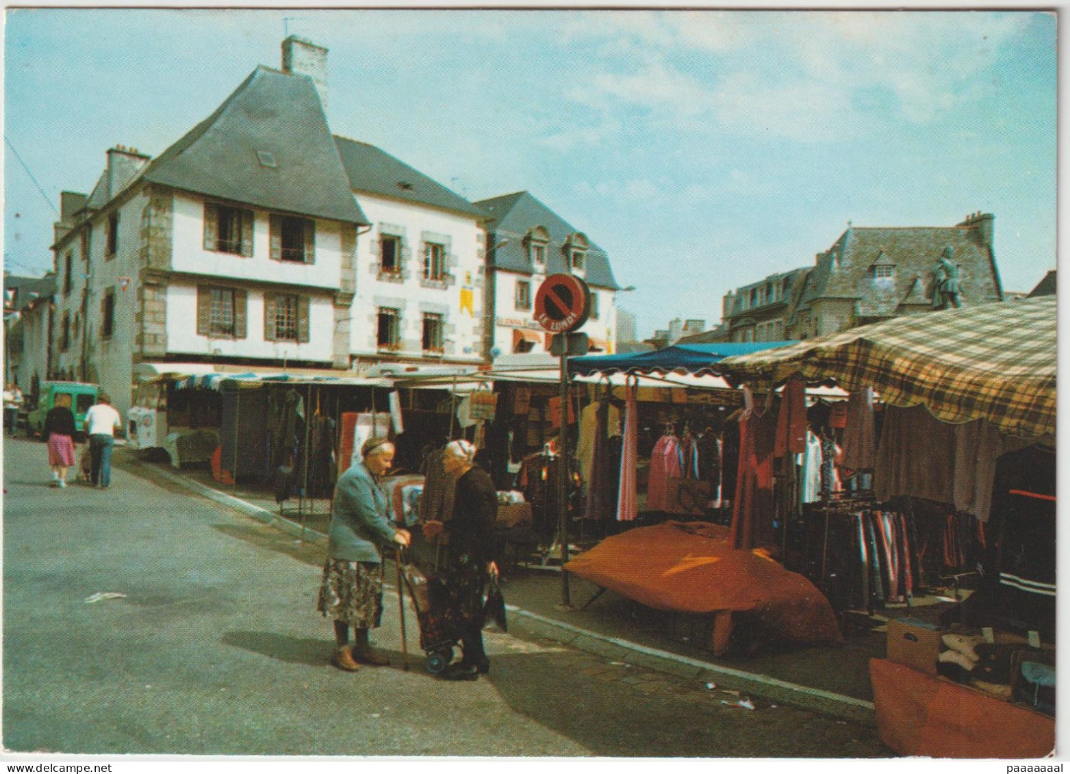 LESNEVEN  LA PLACE DU MARCHE - Lesneven