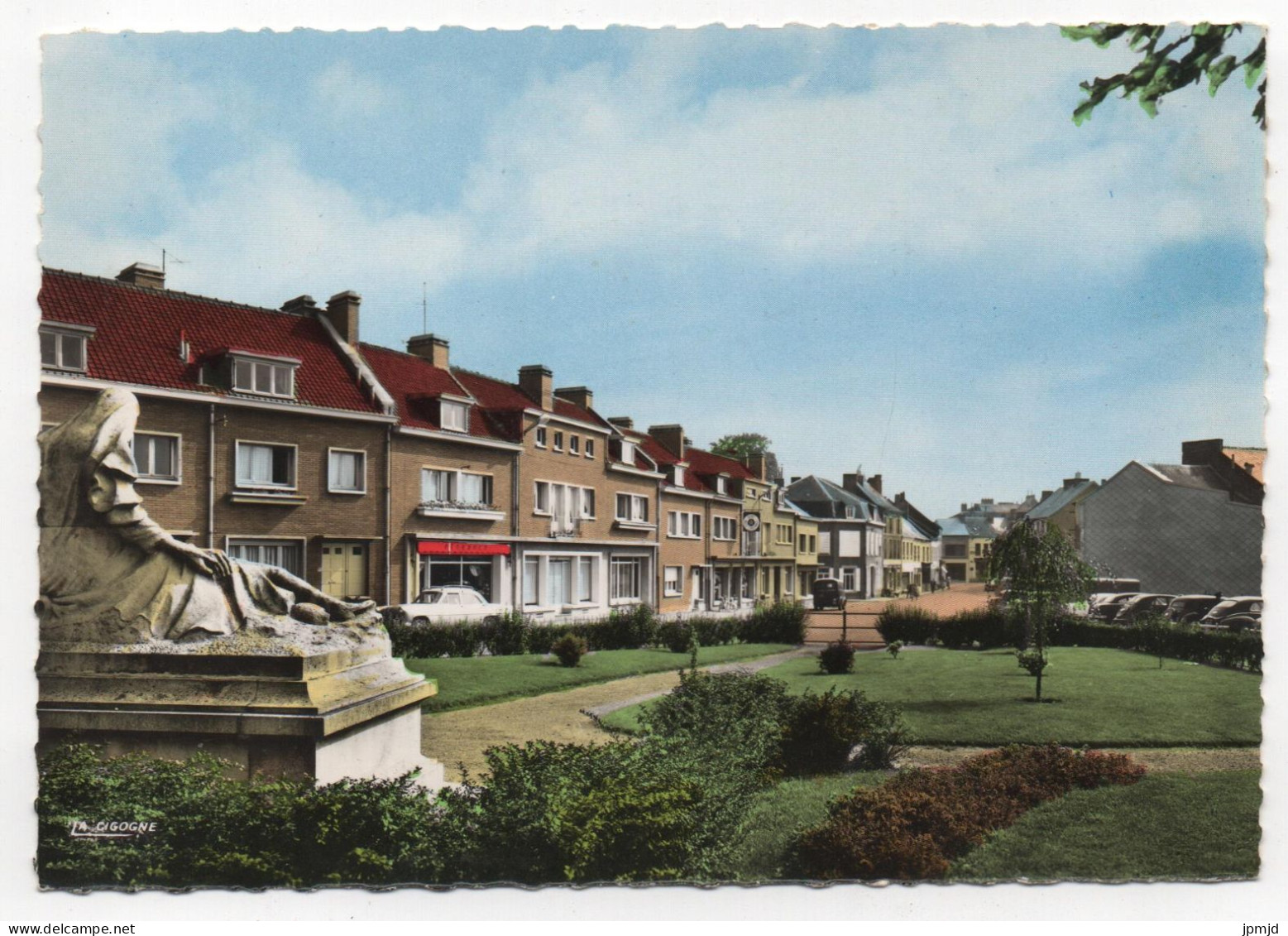 59 - BAVAY - Le Monument Aux Morts - Arch. M. ARMSBRUSTER Place Du 11 Novembre - Ed. La Cigogne N° 59.053.03 Colorisée - Bavay