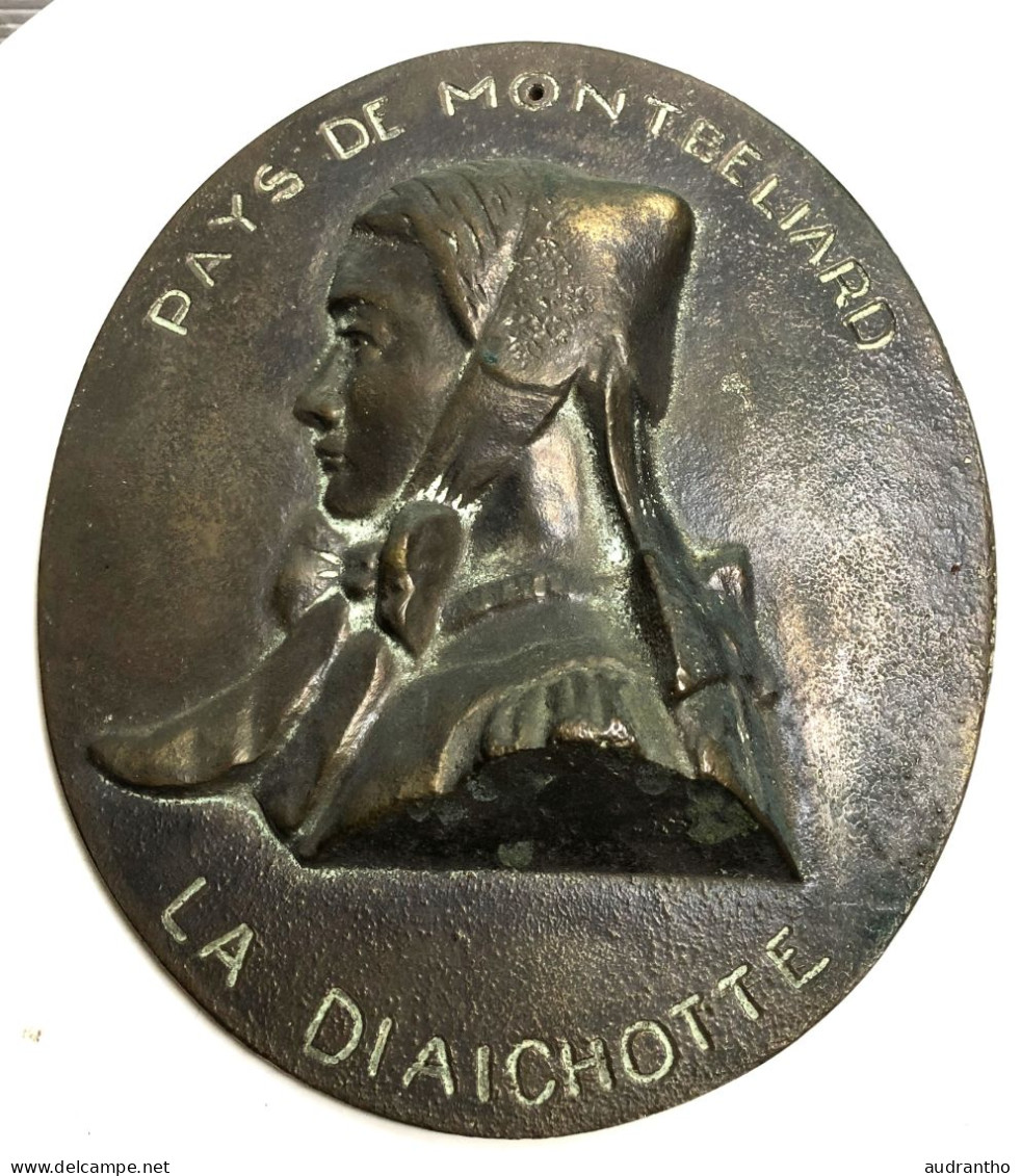 Profil Sur Plaque En Fonte A. FORT- Paysanne Du PAYS DE MONTBELIARD - LA DIAICHOTTE Costume Traditionne - Bronces