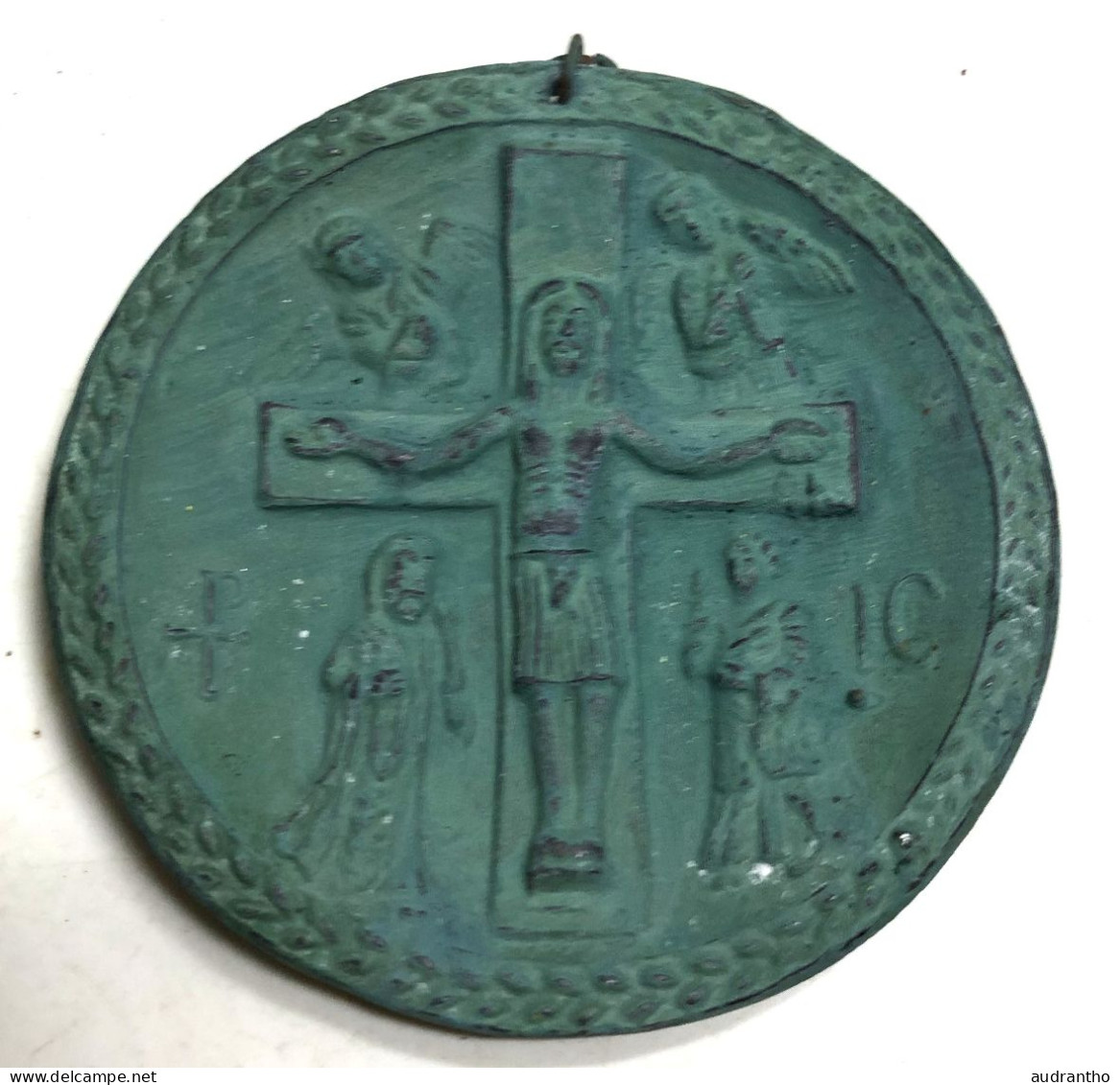 Plaque Religieuse Bronze Crucifix Jésus Sur La Croix Avec Deux Anges D'après Le Style De Max Le Verrier Patine Verte - Bronzes