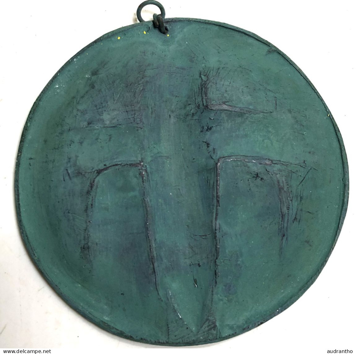 Plaque Religieuse Bronze Crucifix Jésus Sur La Croix Avec Deux Anges D'après Le Style De Max Le Verrier Patine Verte - Bronzi