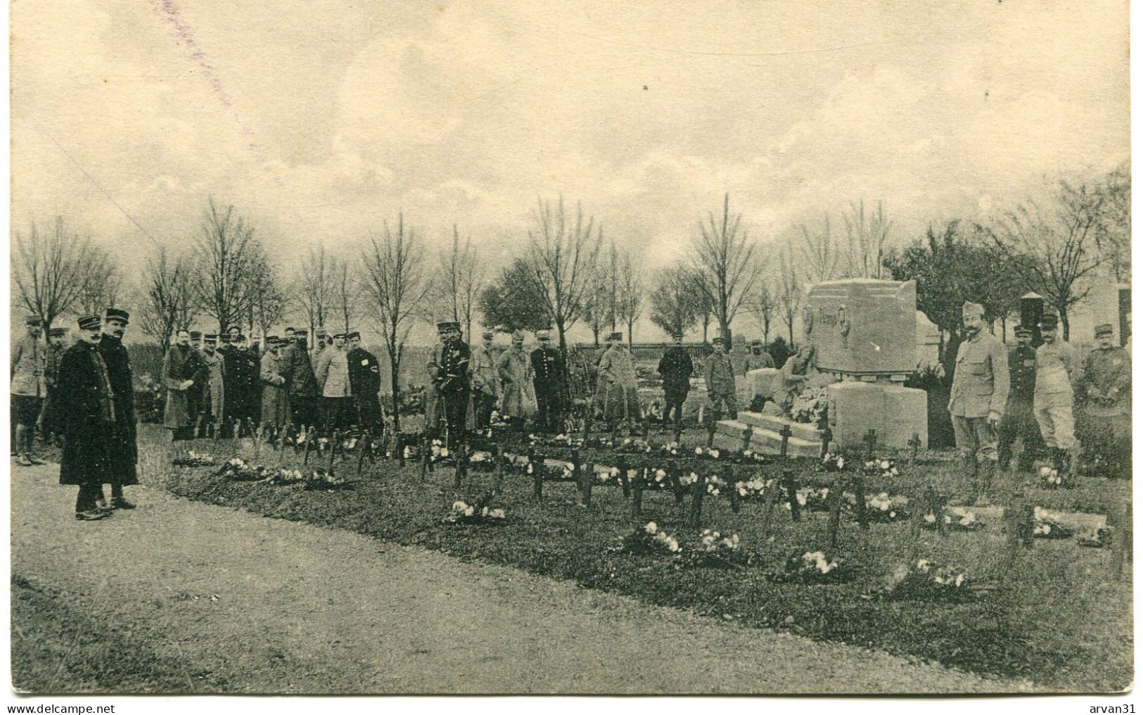 GIESSEN - CAMP De PRISONNIERS FRANCAIS - RECUEILLEMENT Devant CIMETIERE De SOLDATS En ALLEMAGNE - BEAU CLICHE EMOUVANT - - Cementerios De Los Caídos De Guerra