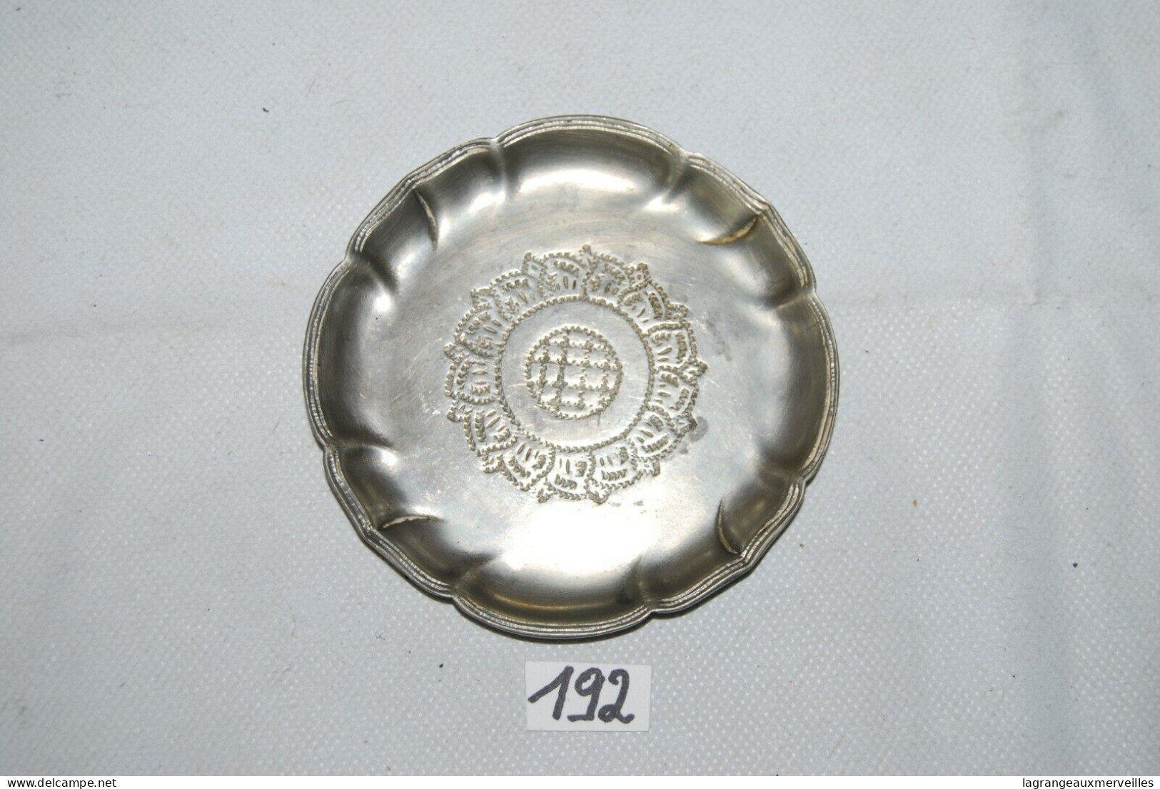 C192 Assiette En étain Travaillé Et Martellé - Tins