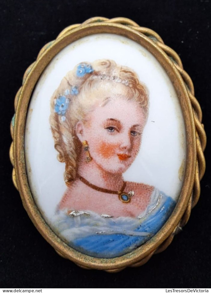 BIJOUX - Broche En Porcelaine De Limoges - Signée Au Dos - Portrait Coloré D'une Jeune Femme - Brooches