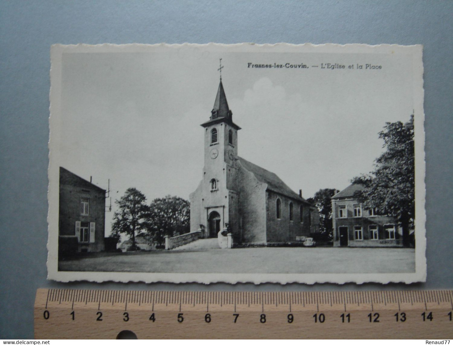 Frasnes Lez Couvin - L'Eglise Et La Place - Couvin