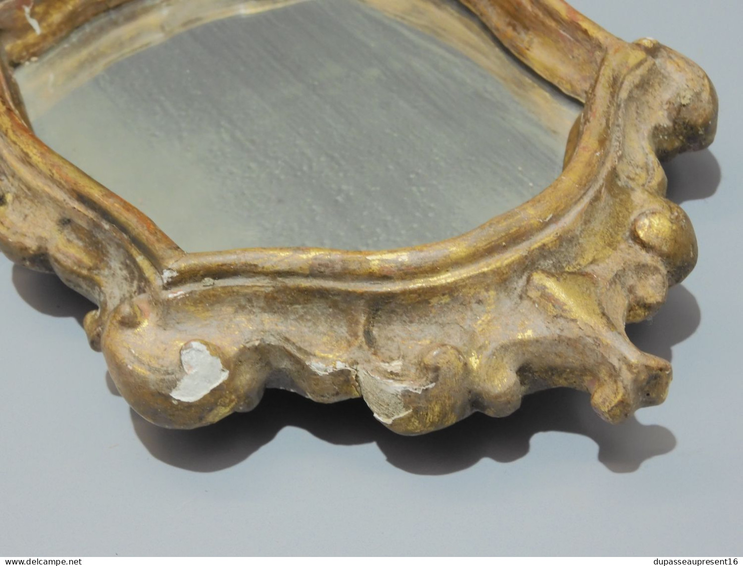 -JOLI PETIT MIROIR A POSER ANCIEN STUC Doré Miroir tain avec usure jus grenier   E