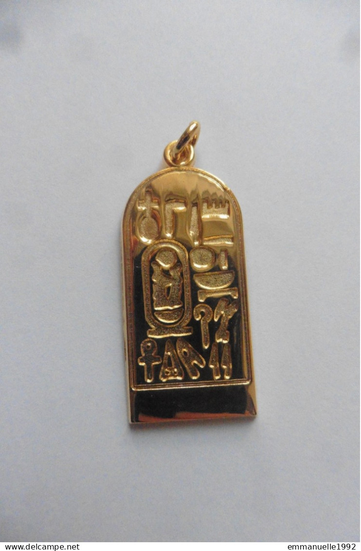 Neuf - Pendentif égyptien Plaqué Or Cartouche Hiéroglyphes Antiquité Egypte Du Musée Du Louvre - Colgantes