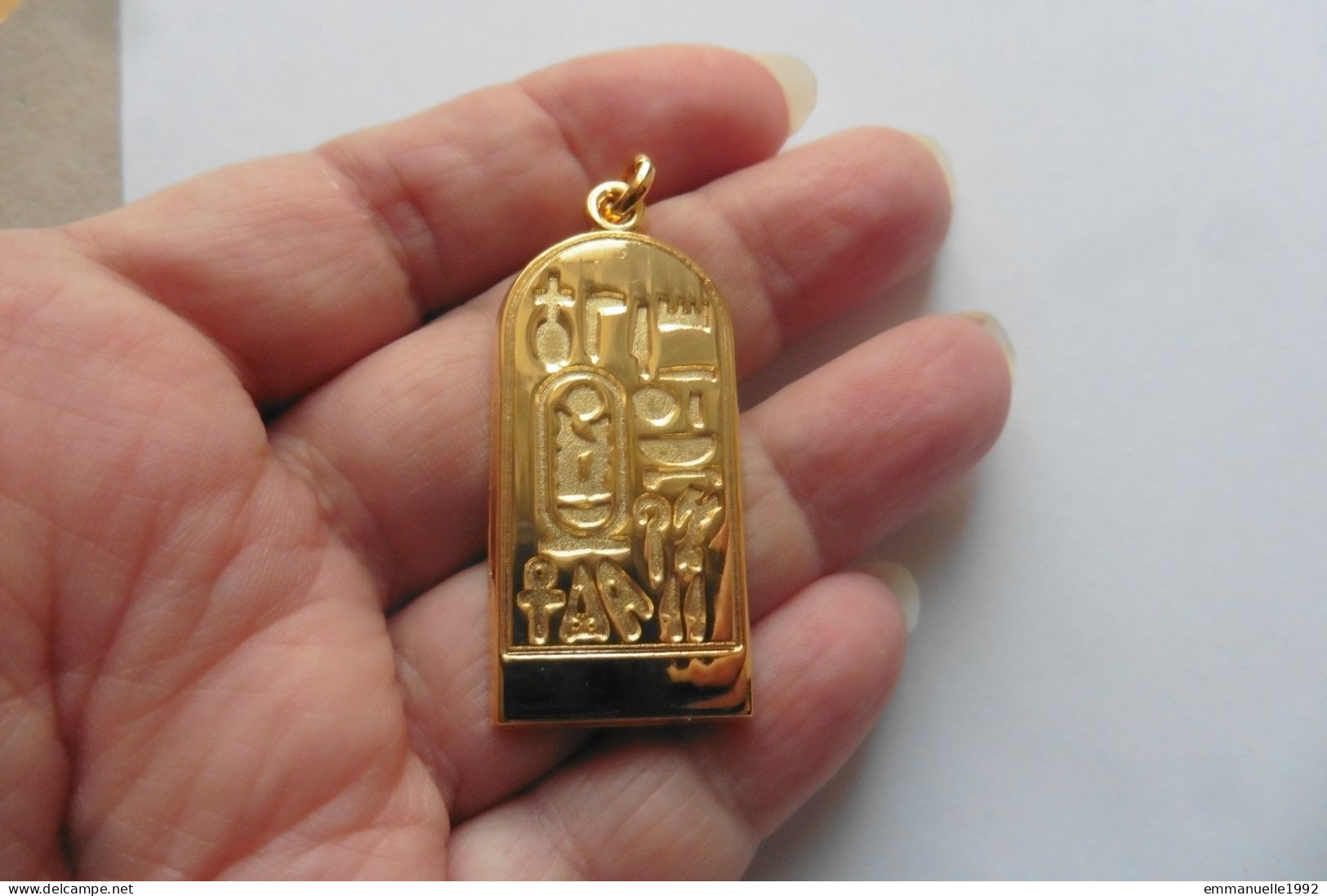 Neuf - Pendentif égyptien Plaqué Or Cartouche Hiéroglyphes Antiquité Egypte Du Musée Du Louvre - Colgantes