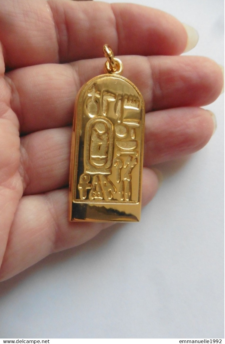 Neuf - Pendentif égyptien Plaqué Or Cartouche Hiéroglyphes Antiquité Egypte Du Musée Du Louvre - Pendants