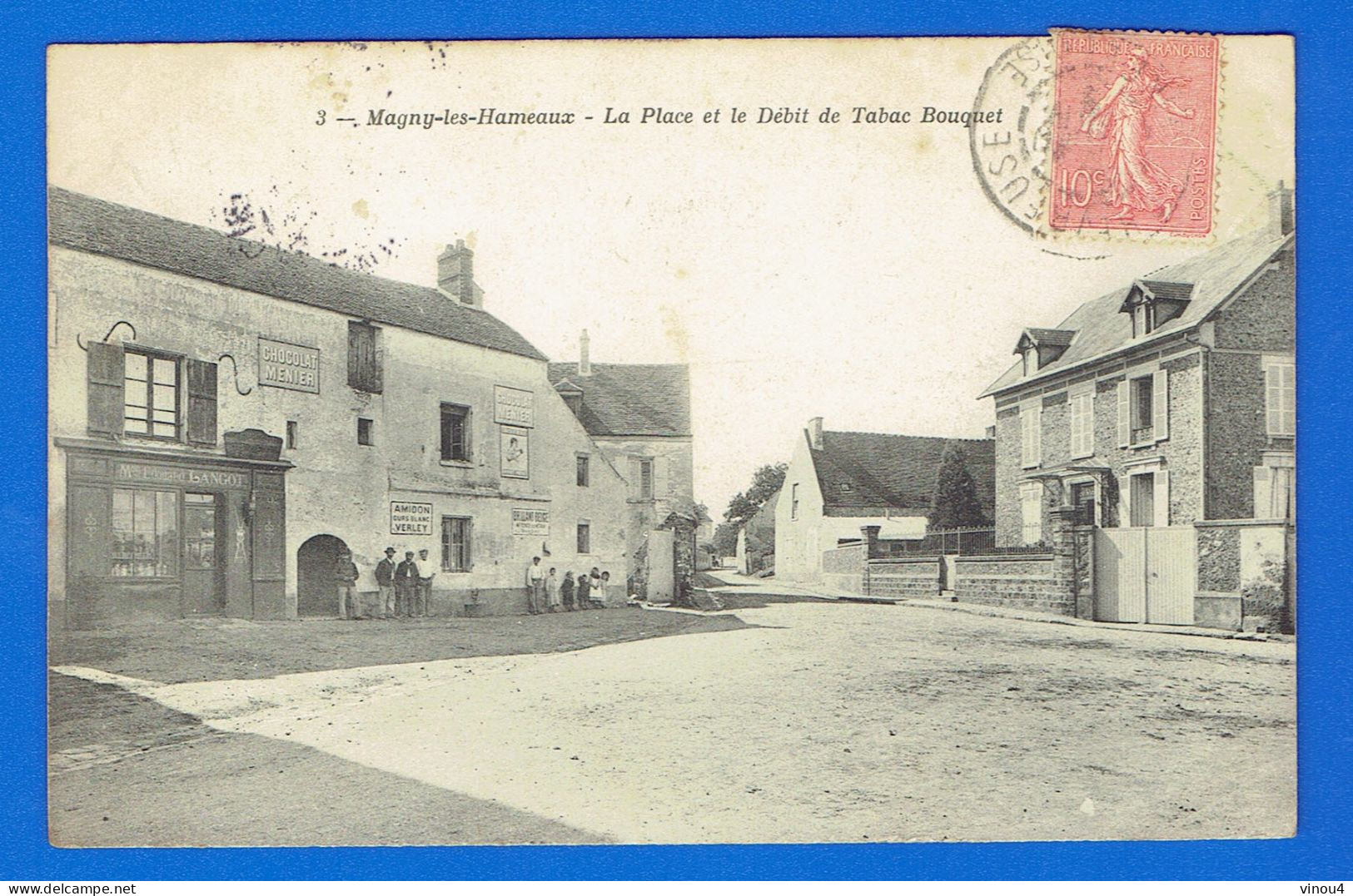 CPA MAGNY LES HAMEAUX La Place Et Le Débit De Tabac Bouquet - 78 Yvelines - Publicité Chocolat MENIER - Magny-les-Hameaux