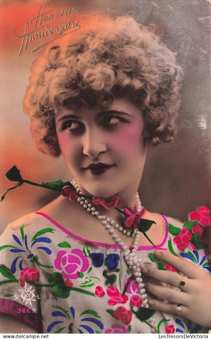 FÊTES ET VOEUX - Anniversaire - Une Femme Avec Un Collier En Perle Tenant Une Fleur - Colorisé - Carte Postale Ancienne - Birthday