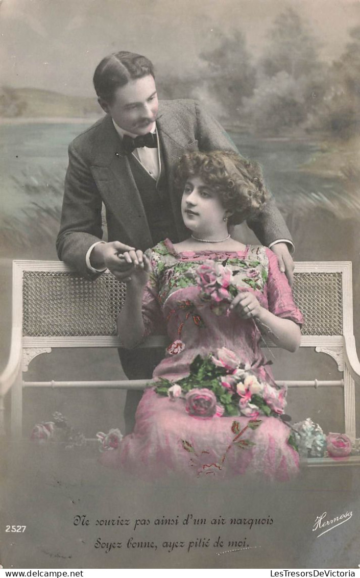 COUPLE - Ne Souriez Pas Ainsi D'un Air Narquois - Femme Assise Sur Un Banc - Bouquet De Fleurs - Carte Postale Ancienne - Couples