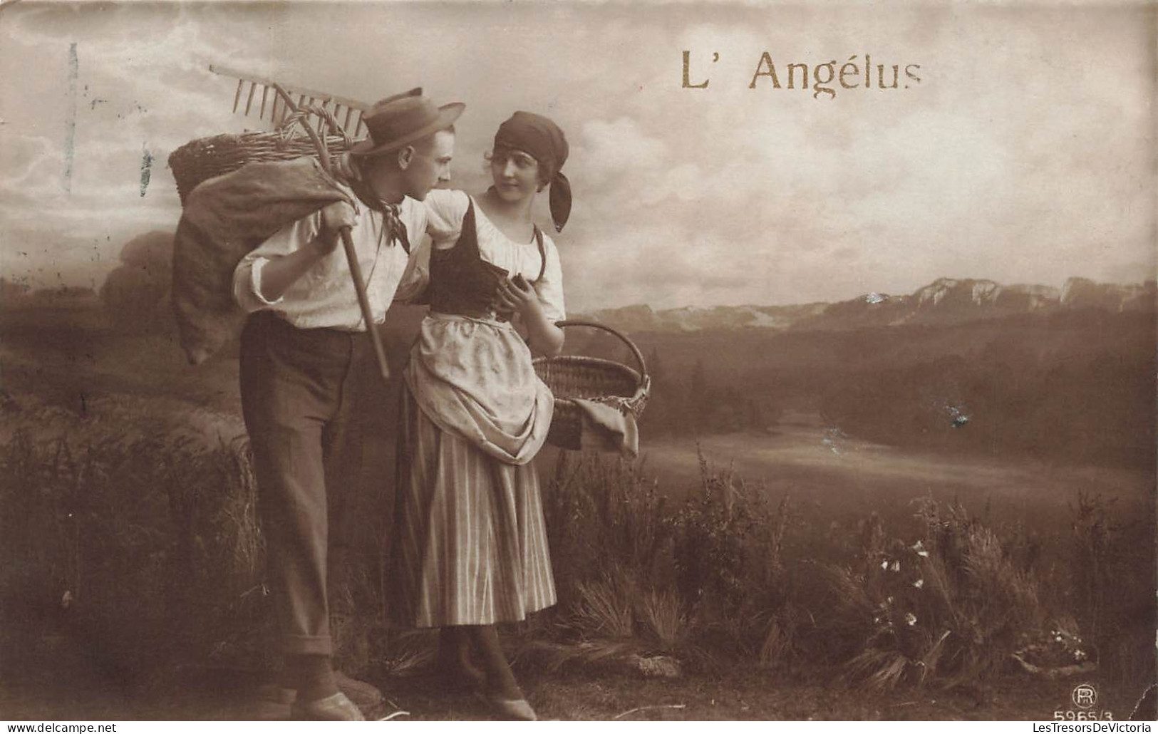 COUPLE - Un Couple De Paysans Dans Les Champs - Râteau - L'Angelus - Carte Postale Ancienne - Couples