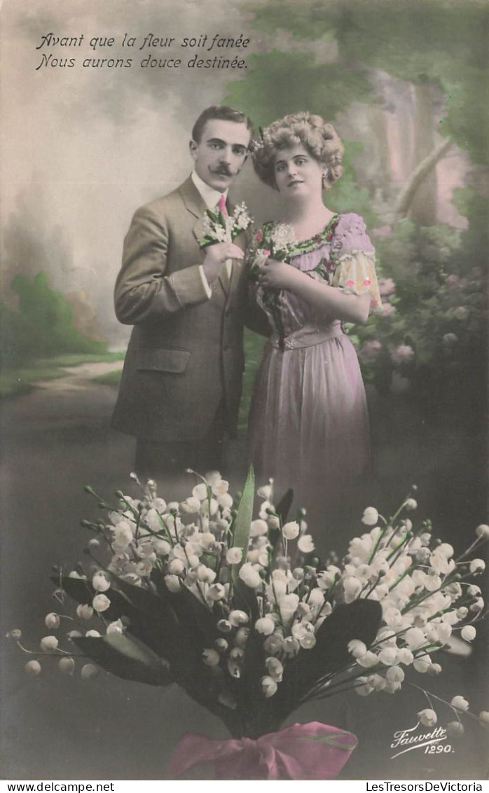 COUPLE - Avant Que La Fleur Soit Fanée - Bouquet De Fleur - Couple Debout Côtes à Côtes - Carte Postale Ancienne - Couples