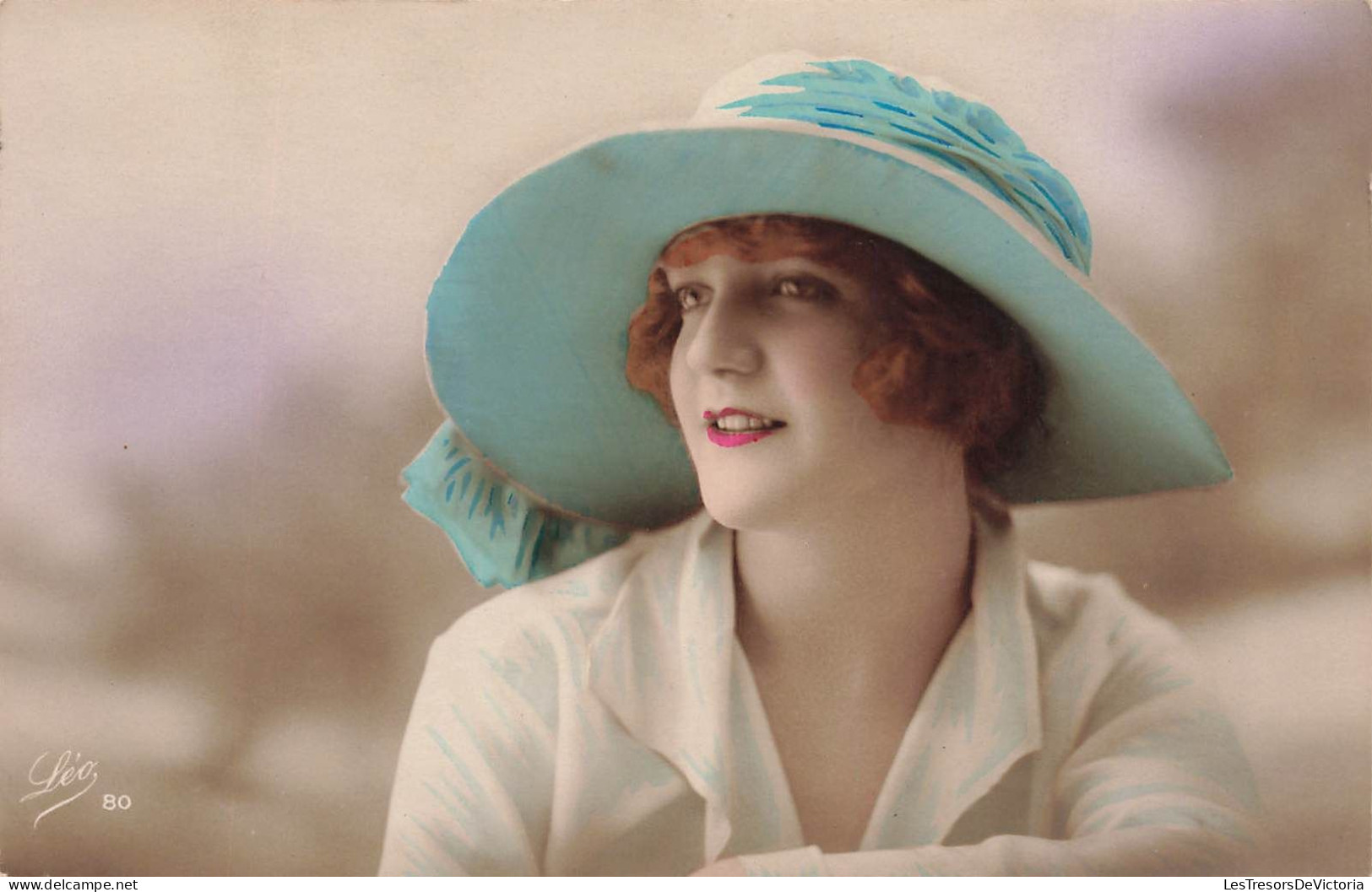 FANTAISIES - Une Femme Souriante Avec Un Grand Chapeau - Colorisé - Carte Postale Ancienne - Frauen