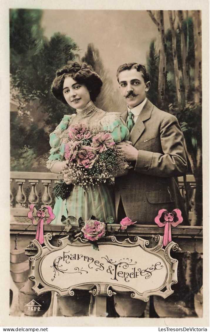 COUPLE - Charmes Et Tendresse - Couple Sur Une Terrasse Avec Un Bouquet De Fleurs - Carte Postale Ancienne - Couples