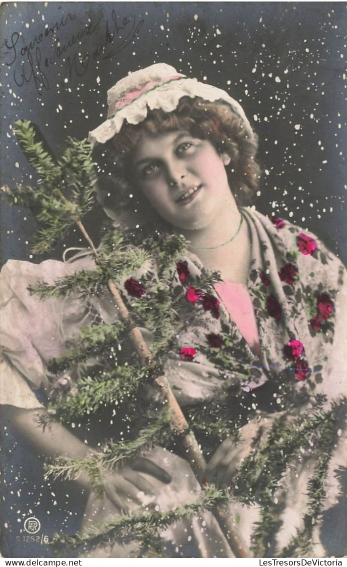 FANTAISIES - Une Femme Tenant Un Sapin De Noël - Colorisé - Carte Postale Ancienne - Frauen