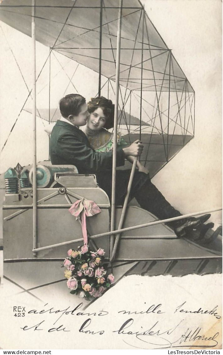 COUPLE - Un Couple  Sur Un Aéroplane - Colorisé - Carte Postale Ancienne - Couples