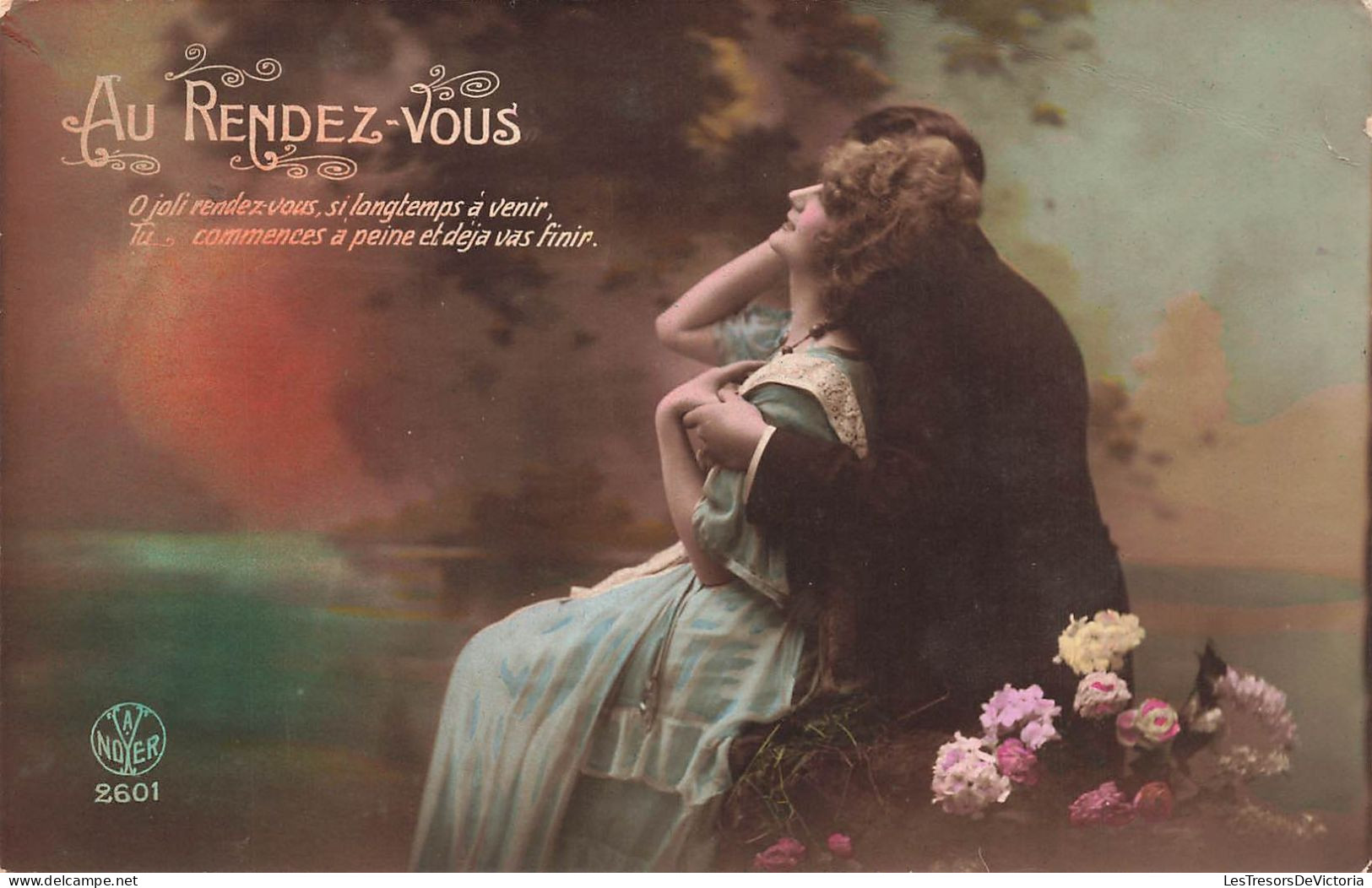 COUPLE - Au Rendez-vous - Une Femme Adossée à Son Mari - A Noyer - Colorisé - Carte Postale Ancienne - Couples