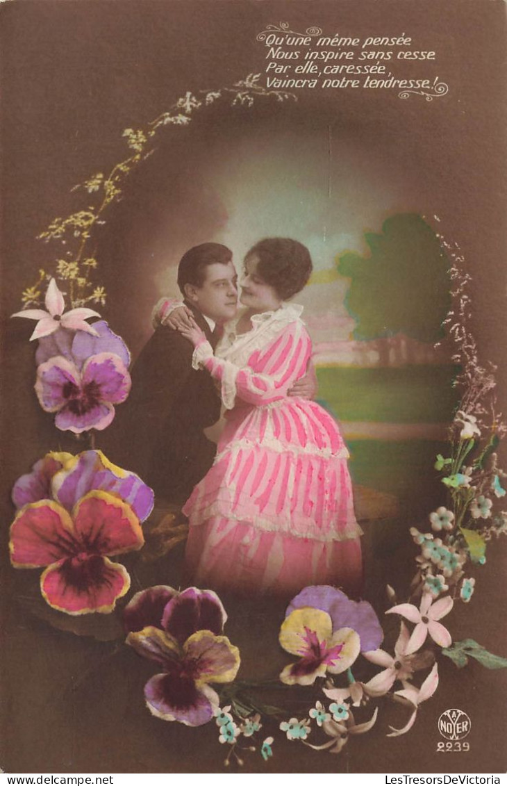 COUPLE - Qu'une Même Pensée - Une Femme Assise Sur Les Genoux De Son Mari - Colorisé - Carte Postale Ancienne - Couples