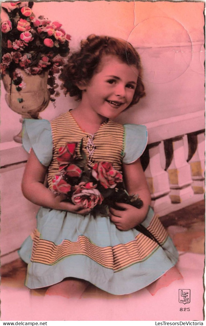 ENFANT - LC Paris - Petite Fille Assise Avec Un Bouquet De Roses - Robe à Rayures - Carte Postale Ancienne - Sonstige & Ohne Zuordnung