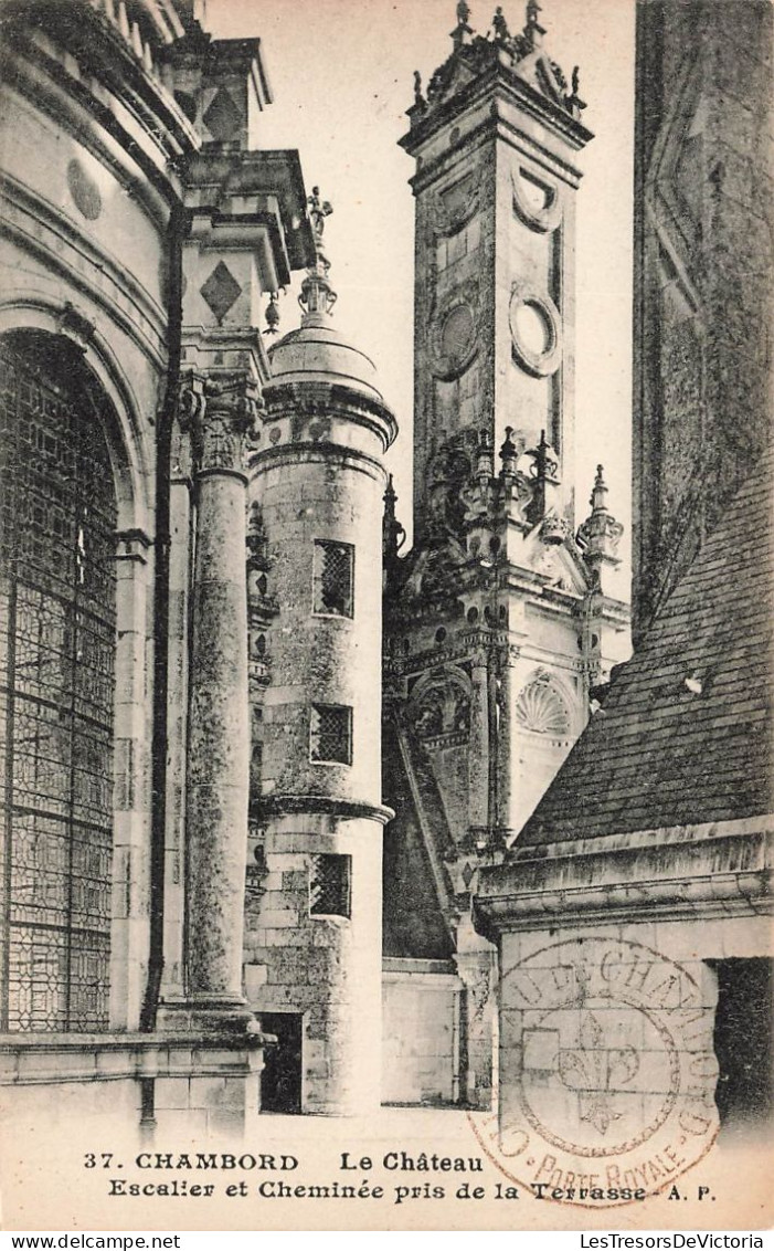 FRANCE - Chambord - Le Château - Escalier Et Cheminée Pris De La Terrasse - AP - Carte Postale Ancienne - Chambord