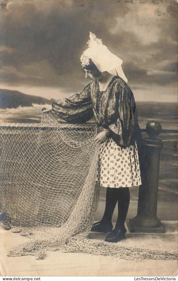 FANTAISIES - Une Femme Tenant Un Filet - Carte Postale Ancienne - Women