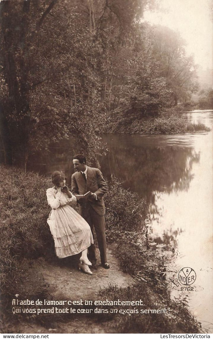 COUPLE - A L'aube De L'amour, C'est Un Enchantement - Couple Au Bord D'un Lac - A NOYER - Carte Postale Ancienne - Couples