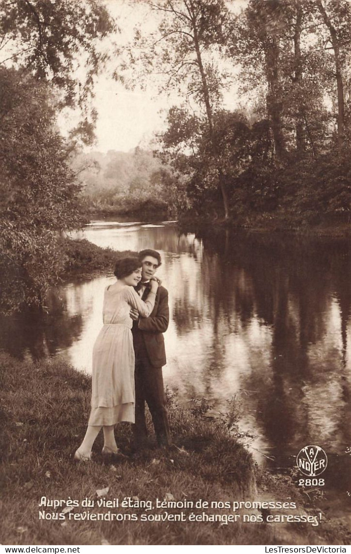 COUPLE - Auprès Du Vieil étang, Temoin De Nos Promesses - Couple Au Bord D'un Lac - A NOYER - Carte Postale Ancienne - Couples