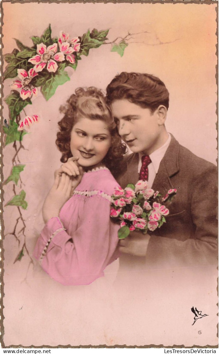 COUPLE - Un Homme Surprenant Une Femme Avec Des Fleurs - Carte Postale Ancienne - Couples