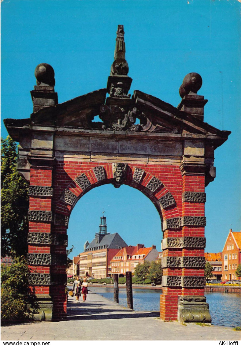 Emden - Stadtor Und Rathaus - Emden