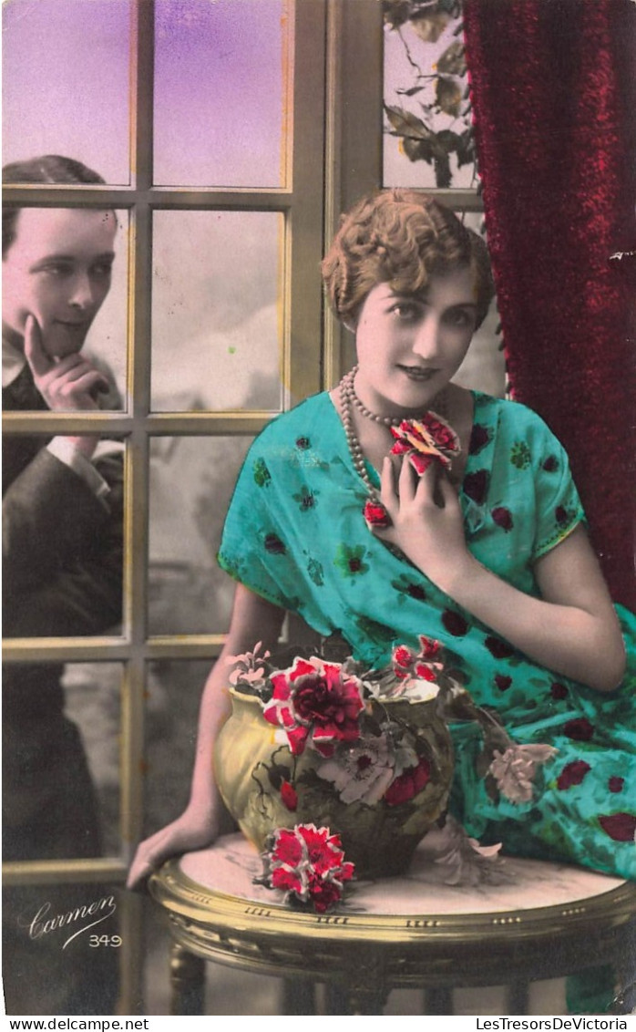 COUPLE - Un Homme à La Fenêtre Observant Sa Belle - Colorisé - Carte Postale Ancienne - Couples
