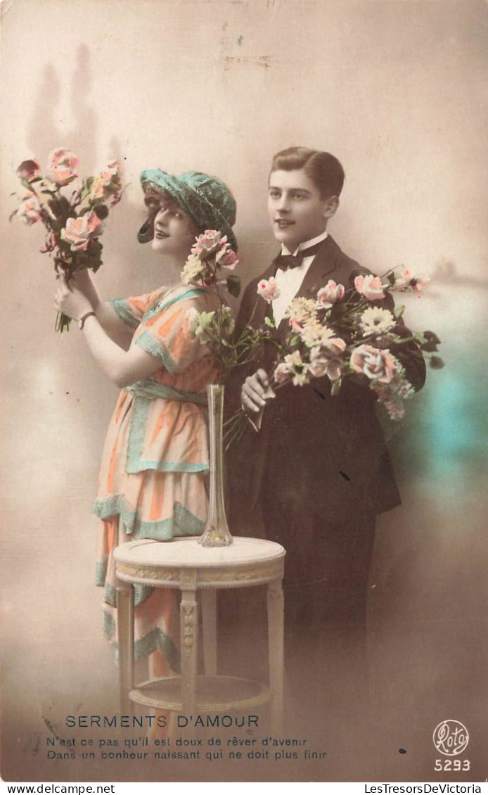 COUPLE - Serment D'Amour - Un Couple Faisant Un Arrangement Floral - Colorisé - Carte Postale Ancienne - Paare