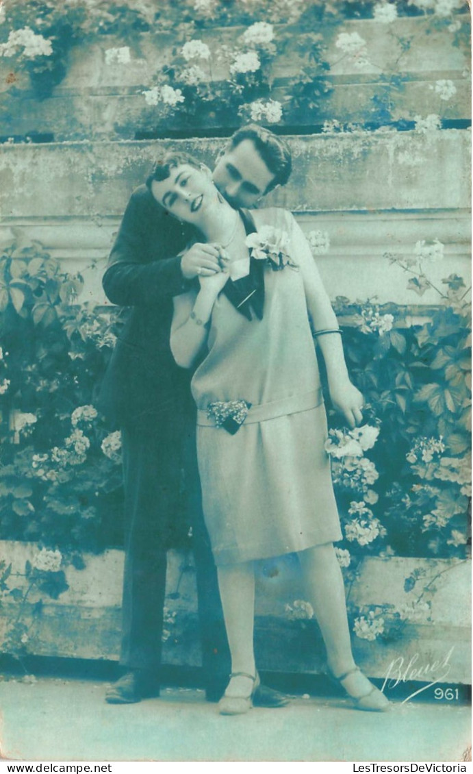 COUPLE - Baiser Dans La Nuque - Jardin - Carte Postale Ancienne - Couples