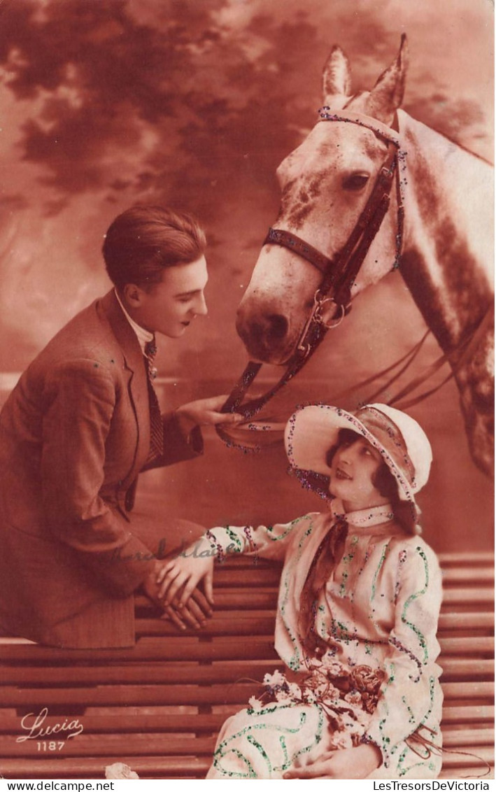COUPLE - Un Couple Avec Un Cheval - Femme Assise Sur Un Banc - Lucia - Carte Postale Ancienne - Couples