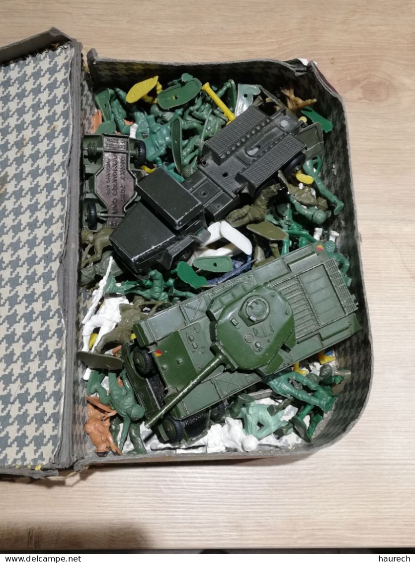 Lot De Dinky Toys Militaria Et Petits Soldats - Tanks