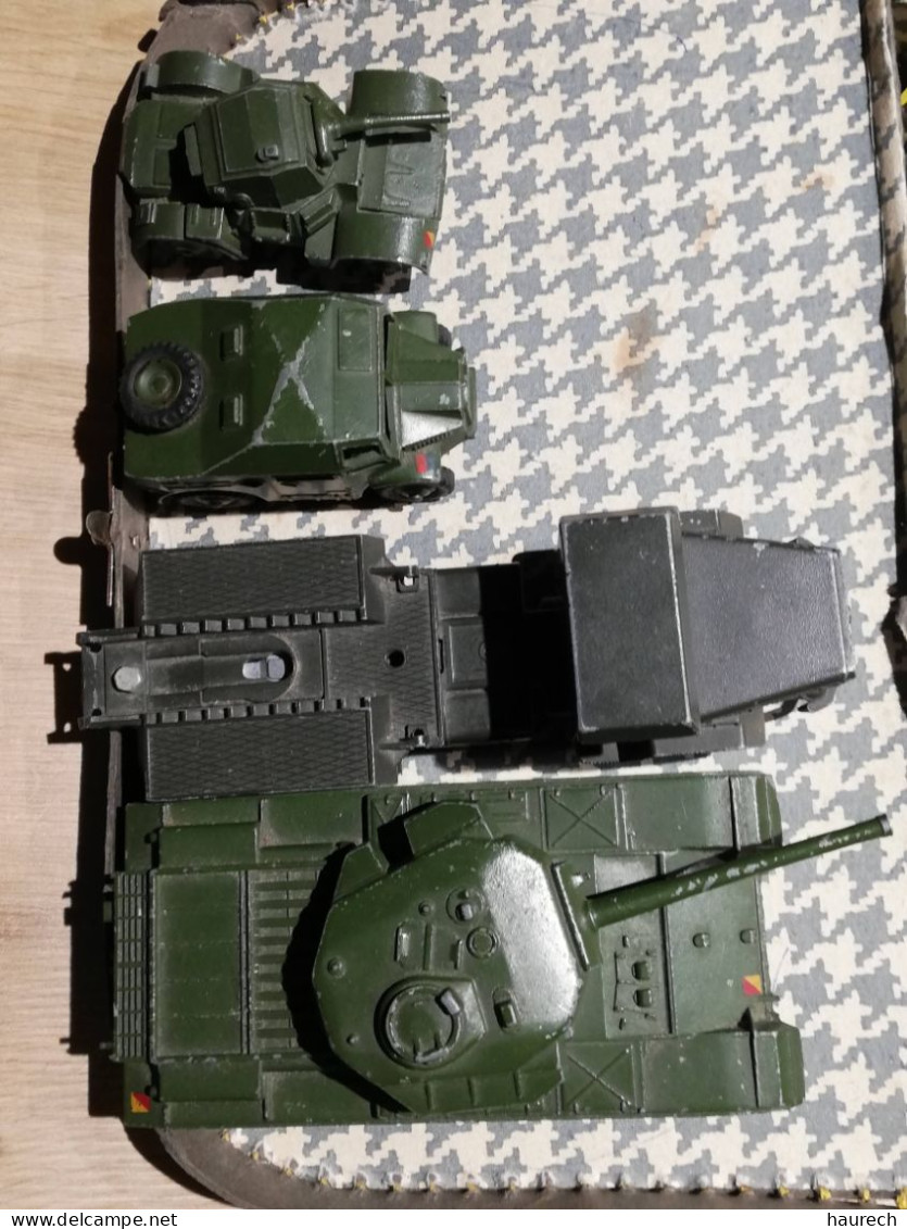 Lot De Dinky Toys Militaria Et Petits Soldats - Tanks