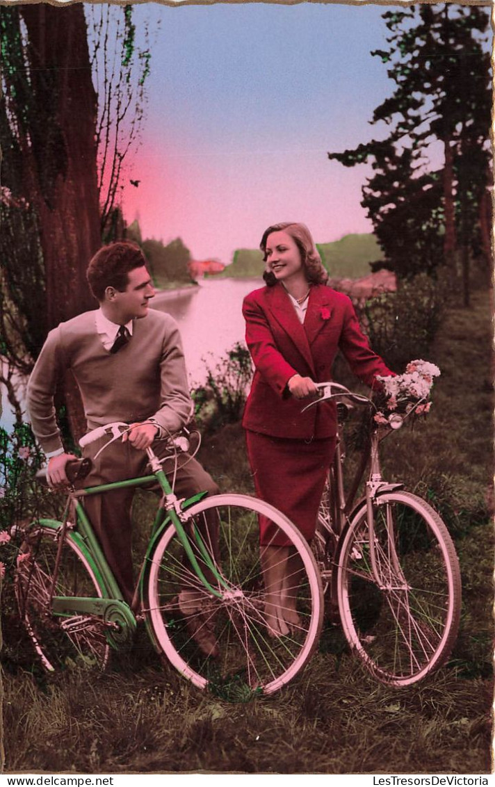 COUPLE -Un Couple Lors D'une Ballade En Vélo - Colorisé - Carte Postale - Paare