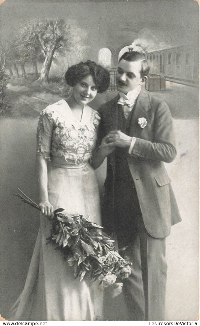 COUPLE - Un Couple Avec Un Bouquet De Fleurs - Carte Postale Ancienne - Couples