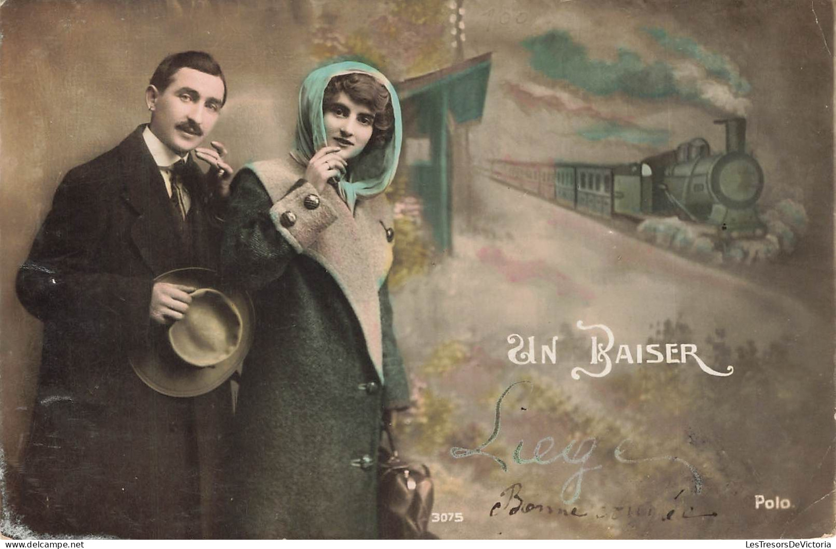 COUPLES - Un Baiser - Couple Attendant Le Train - Carte Postale Ancienne - Couples