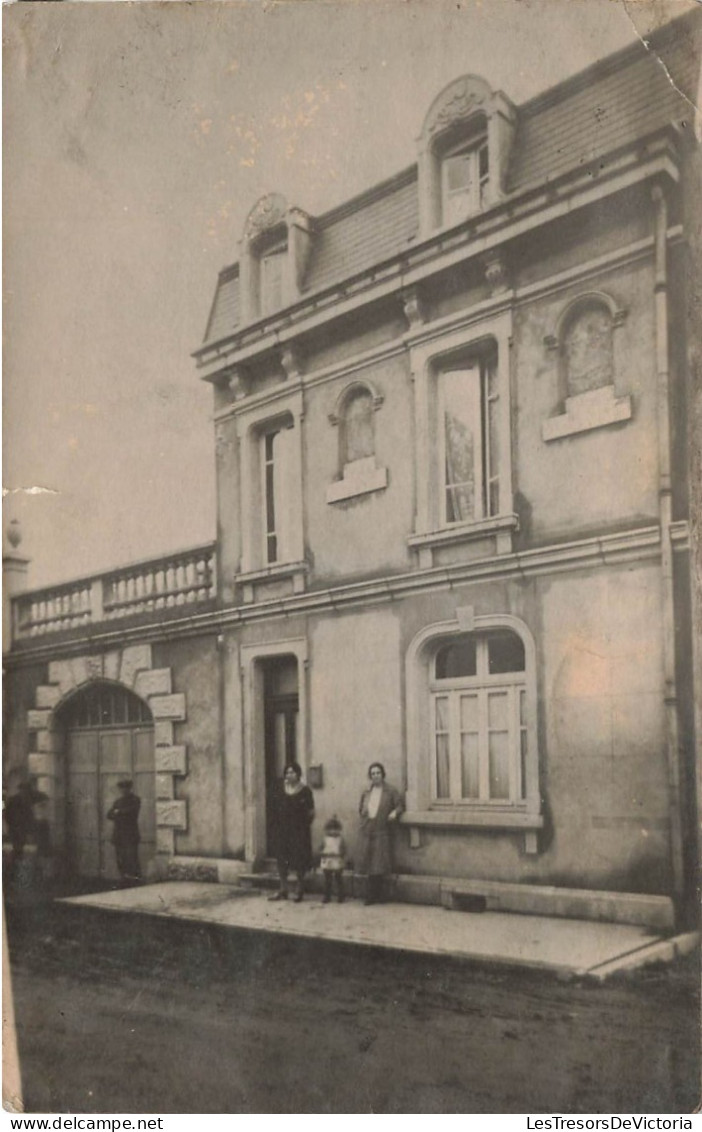 ENFANTS - Un Enfant Attendant Avec Sa Mère Au Pas De La Porte - Carte Postale Ancienne - Groupes D'enfants & Familles