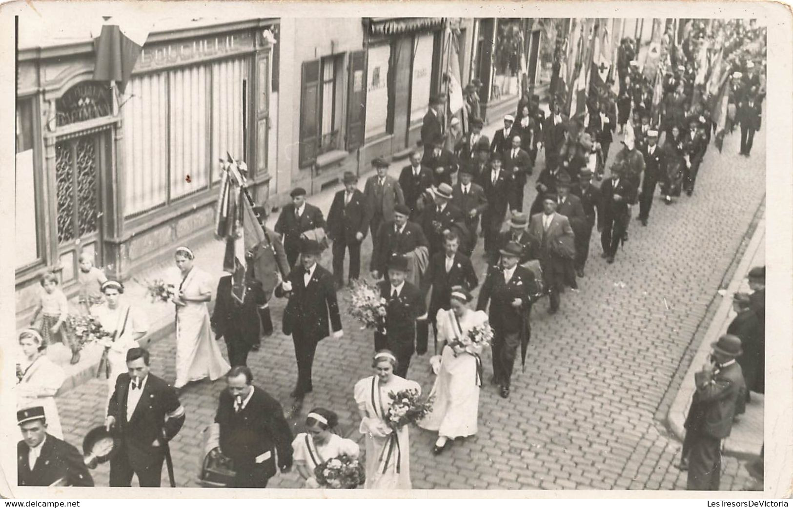 EVENEMENTS - Un Défilé Comprenant Des Hommes Et Des Femmes élégants - Animé - Carte Postale Ancienne - Sonstige & Ohne Zuordnung