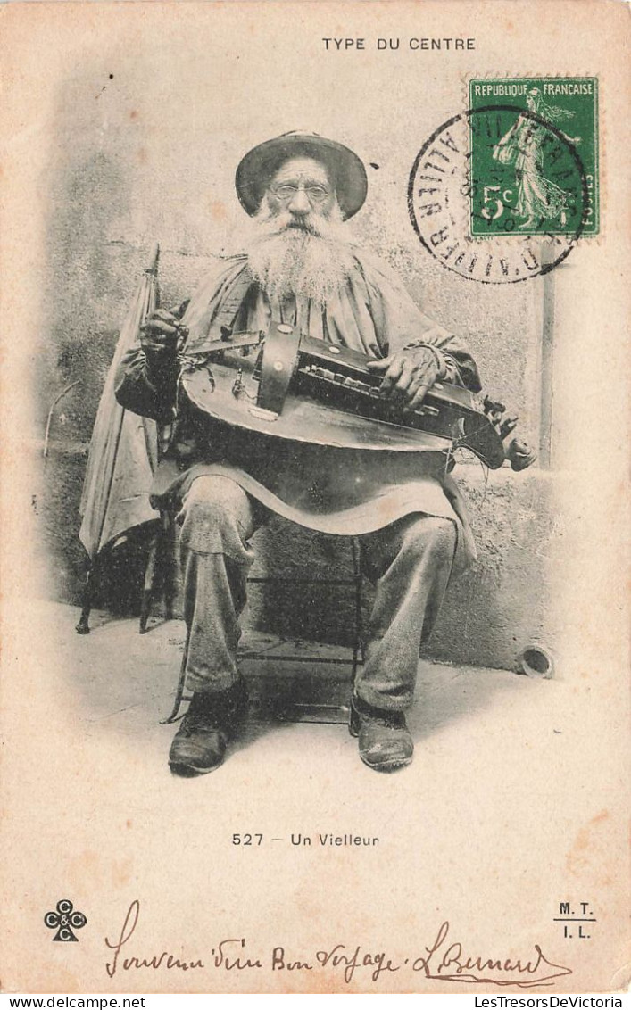 FOLKLORE - Type Du Centre - Un Vielleur Assis - Carte Postale Ancienne - Musique