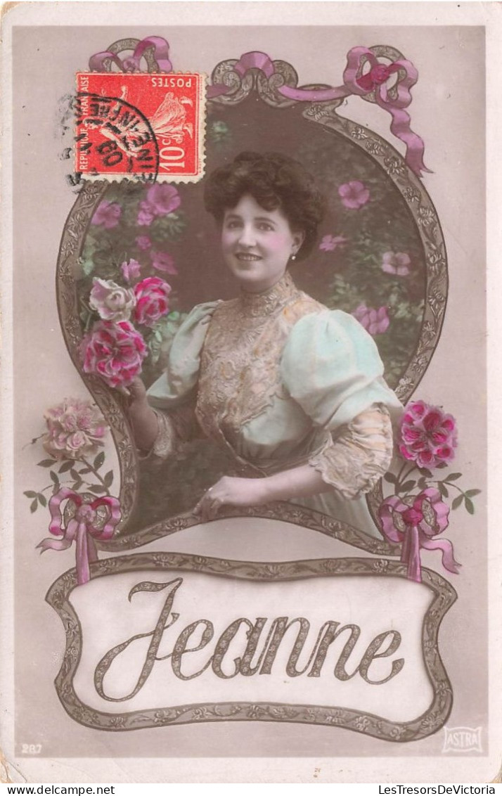 FANTAISIES - Une Femme Entourée De Fleurs - Jeanne - Colorisé - Carte Postale Ancienne - Frauen